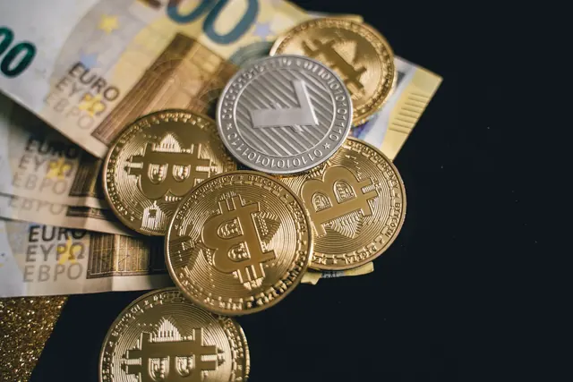 Kryptokolikoita euroseteleiden päällä
