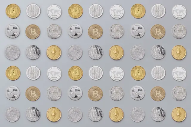 Ruudukko hopea- ja kultaisia kryptokolikoita harmaalla alustalla