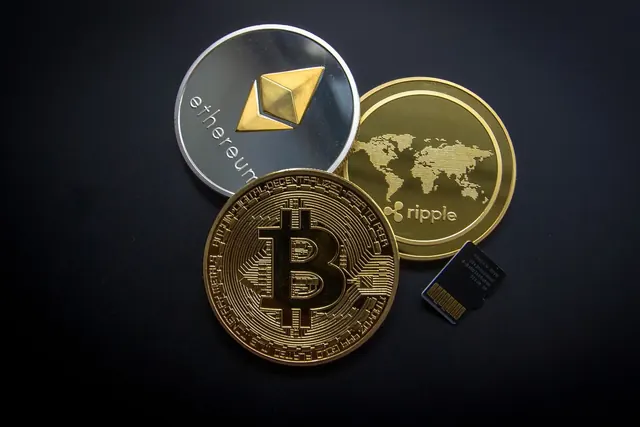 Ethereum-, bitcoin- ja muita kolikoita tummalla alustalla