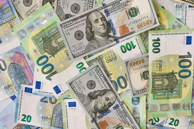 Dollarin ja euron seteleitä sekaisin kasassa